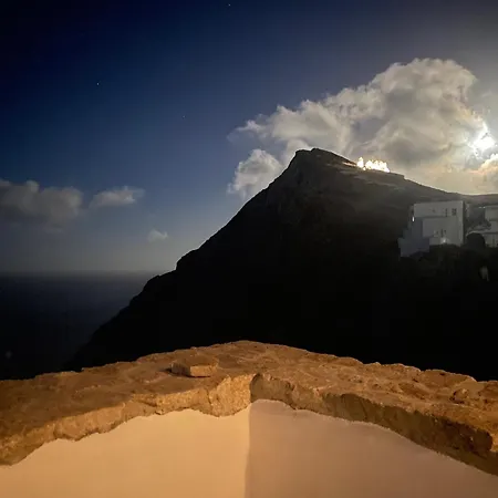 Folegandros-cliffhouse Holiday home Folegandros Town