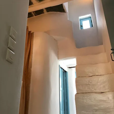 Folegandros-cliffhouse Folegandros Town