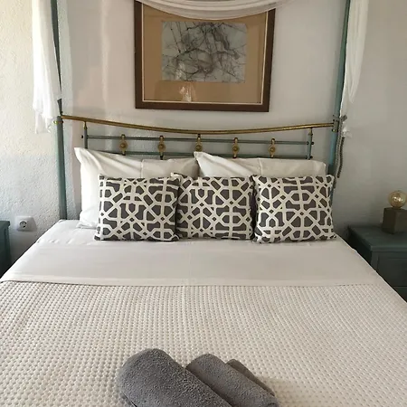 Folegandros-cliffhouse Folegandros Town